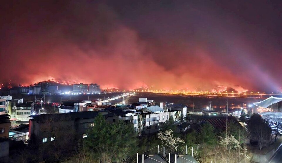 경북 안동대학교에서 바라본 산불(2025.3.25) / 사진.경북소방본부
