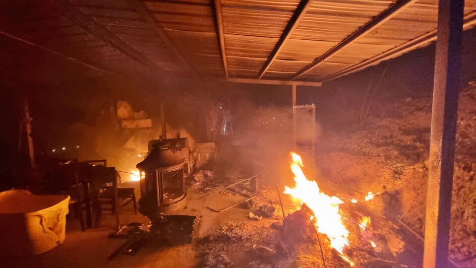 경북 의성군 한 창고에 불길이 번진 모습(2025.3.25) / 사진 제공.경북소방본부