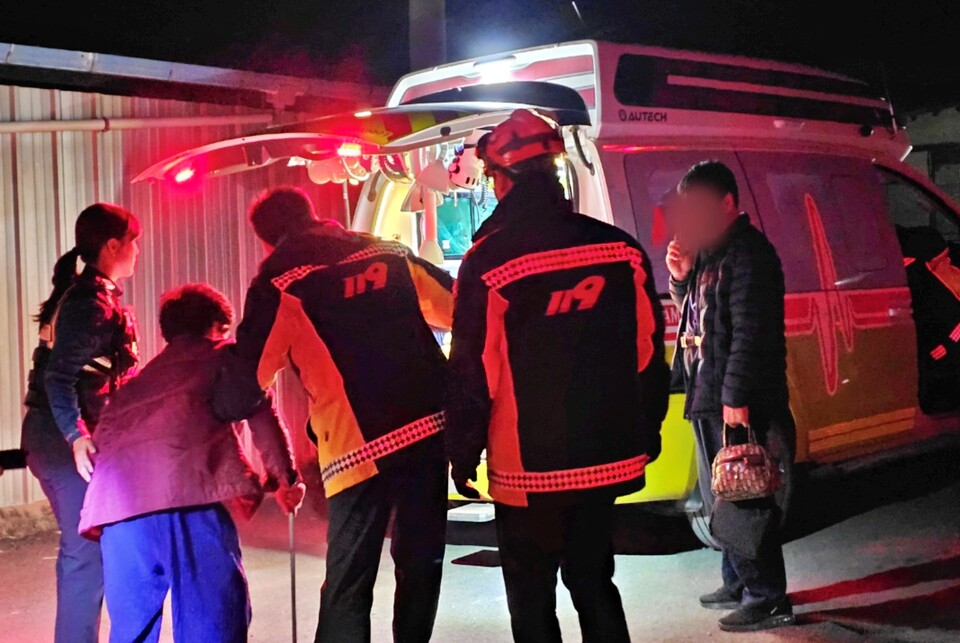 경북 안동시 남후면 한 할머니가 119의 도움을 받아 대피하고 있다.(2025.3.27) / 사진 제공.경북소방본부