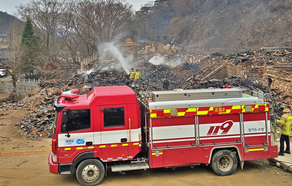 산불로 소실된 의성 고운사 진화 작업을 벌이는 모습(2025.3.27) / 사진 제공.경북소방본부