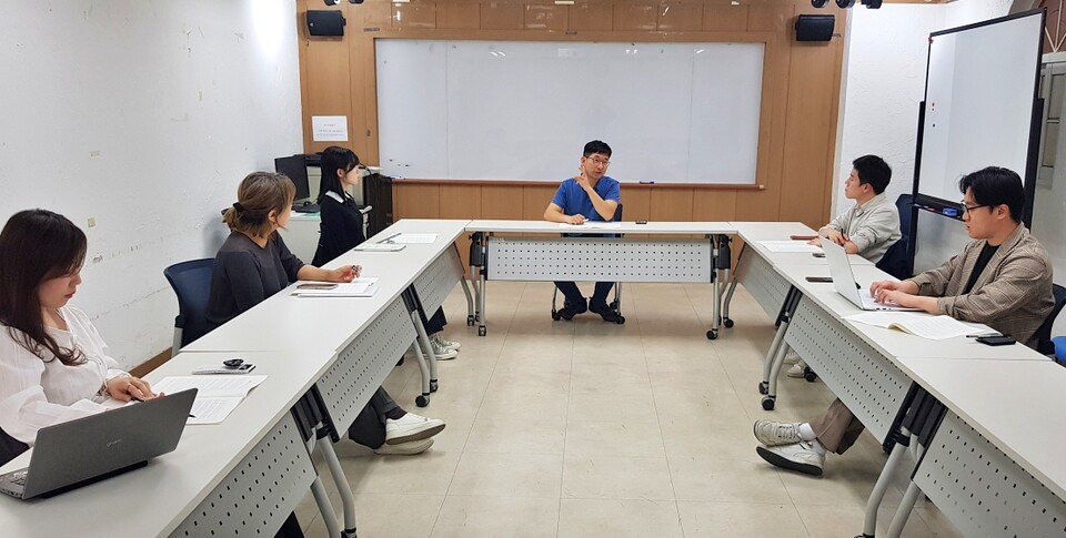 평화뉴스 88차 독자위원회...(왼쪽부터) 평화뉴스 김영화 편집장, 이정미 위원, 김지현 위원, 정현태 위원, 김민규 위원, 정준민 기자(2025.3.26.대구 중구 '혁신공간 바람' 혁신홀) / 사진.평화뉴스 유지웅 기자