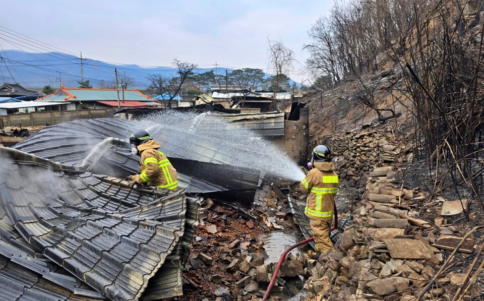 경북 안동시 금소리에서 소방관들이 화재를 진압하고 안전 조치를 하고 있다.(2025.3.28) / 사진 제공.경북소방본부