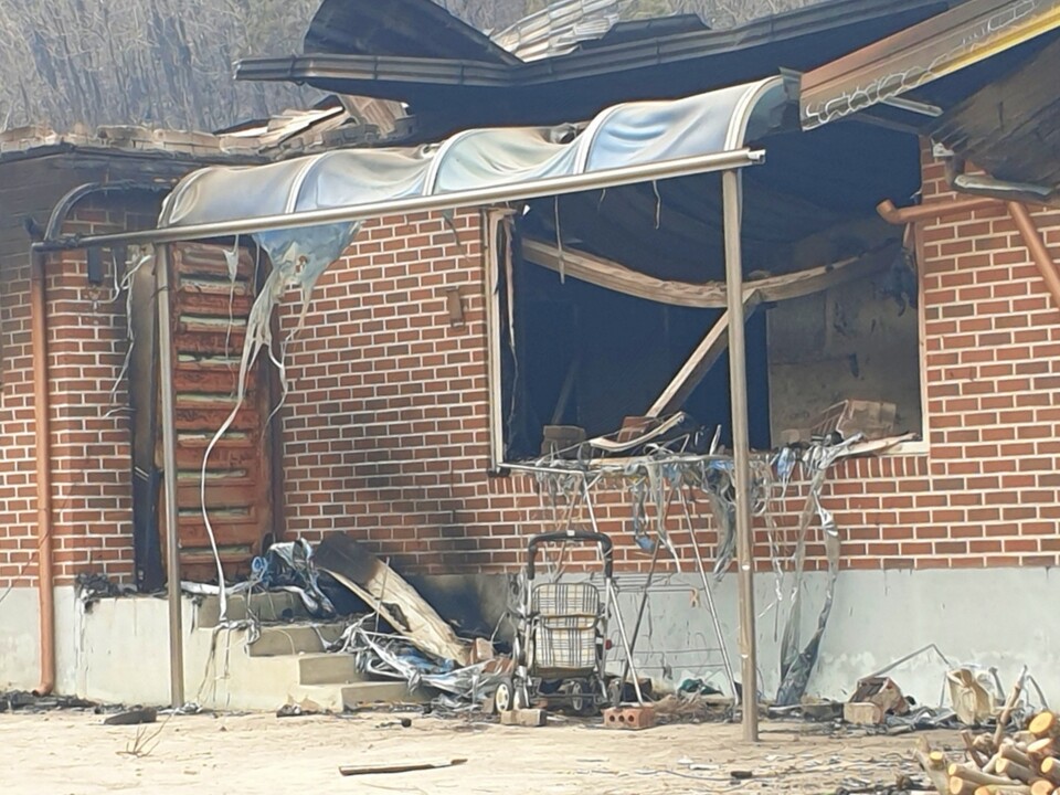 안동 임하면 나천길 산불 휩쓸고 간 뒤 폐허가 된 집들(2025.3.27) / 사진.독지 제공
