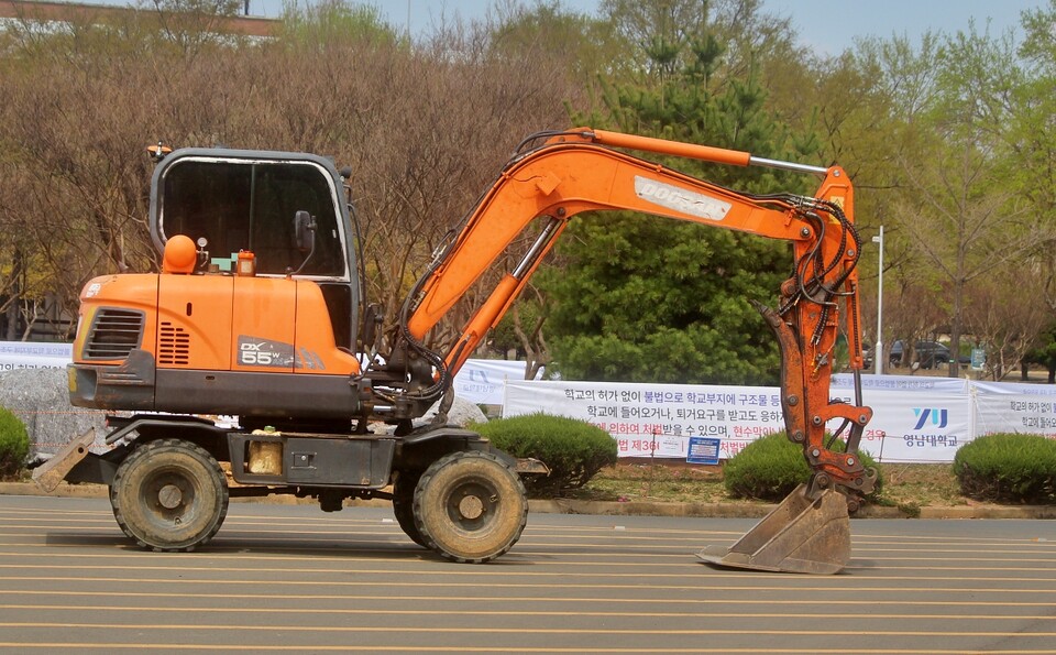 경고 현수막 앞에 포크레인이 세워져 있는 모습(2025.3.29) / 사진.평화뉴스 정준민 기자