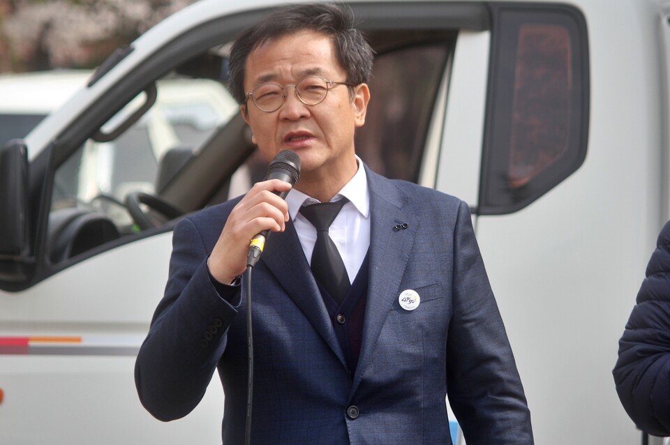 안홍태 4.9통일열사 50주기 영남대 행사위원장이 추모비 설치를 제지한 영남대 대학 본부를 규탄하고 있다.(2025.3.29) / 사진.평화뉴스 정준민 기자