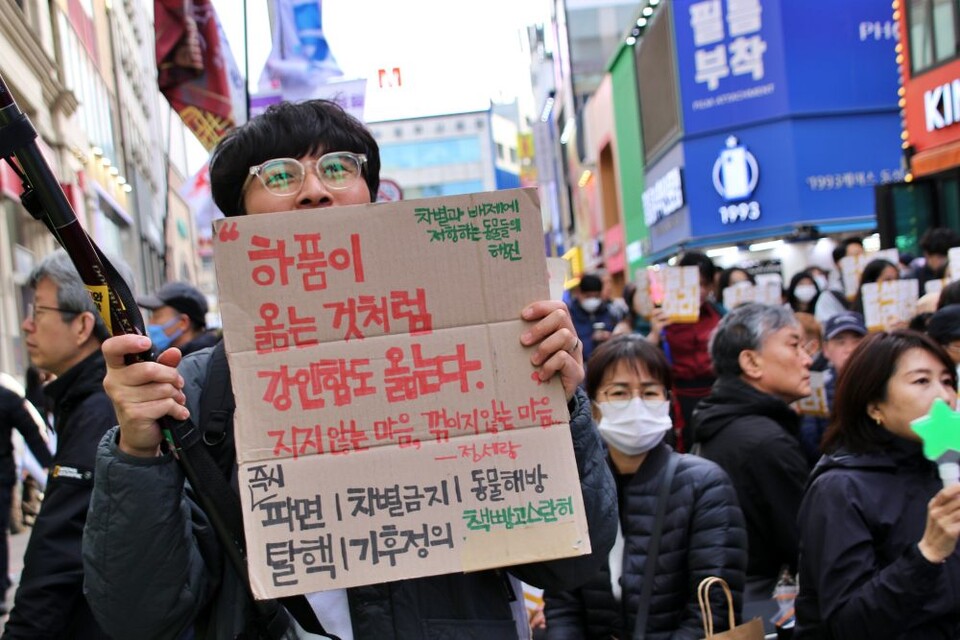 "하품이 옮는 것처럼 강인함도 옮는다....즉시 파면" 폐박스에 피켓을 만들어 온 김기훈 책빵고스란히 활동가(2025.3.29) / 사진.평화뉴 김영화 기자