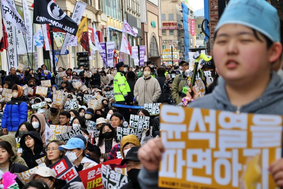 "윤석열을 파면하라" 제25차 대구시국대회에 참석한 1,200여명의 시민들이 피켓을 들고 구호를 외치고 있다.(2025.3.29) / 사진.평화뉴스 김영화 기자