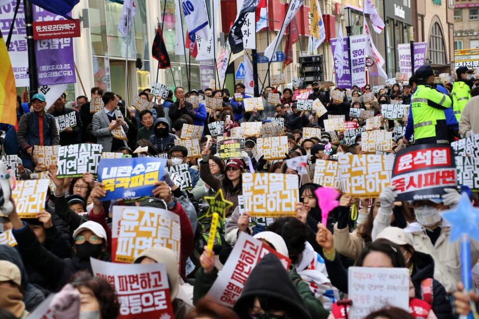 "탄핵심판 지연말라" 피켓을 든 시민들이 헌재를 향해 비판의 목소리를 내고 있다.(2025.3.29) / 사진.평화뉴스 김영화 기자