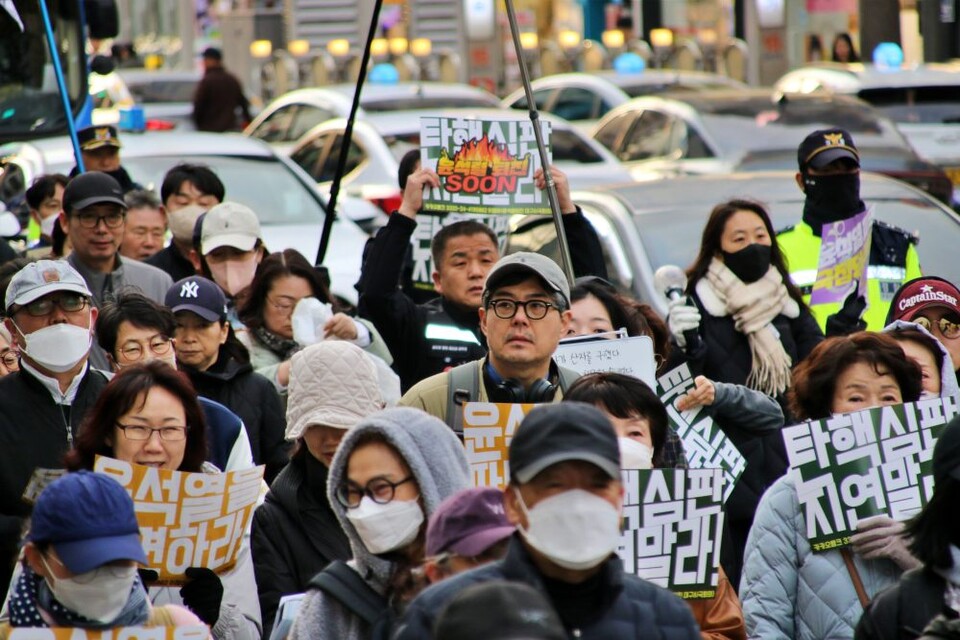 "탄핵심판 윤석열 퇴진 SOON(이제 곧)" 피켓을 들고 대구 도심을 행진하는 시국대회에 참석한 대구시민들(2025.3.29) / 사진.평화뉴스 김영화 기자