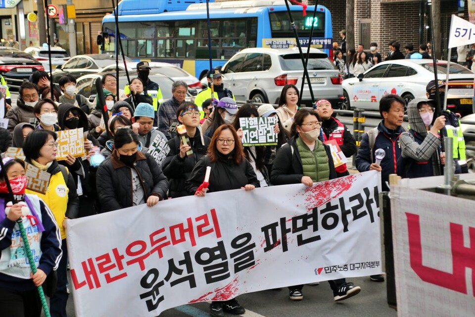 대구 도심을 행진하는 1,200여명의 대구시민들이 깃발과 응원봉, 피켓을 들고 "내란 우두머리 윤석열을 파면하라"고 촉구하고 있다.(2025.3.29) / 사진.평화뉴스 김영화 기자