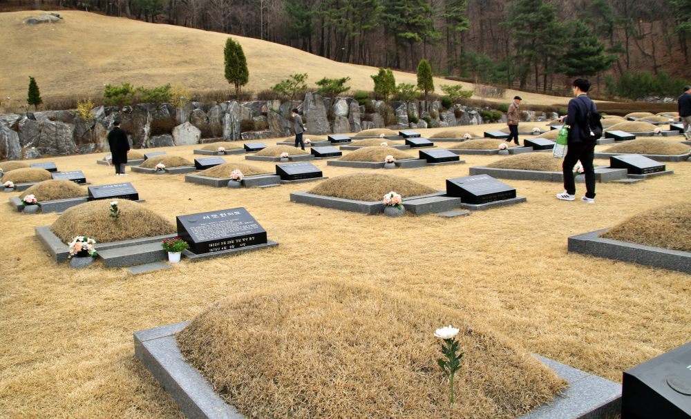 민주화운동기념공원에는 인혁당 재건위 조작사건 희생자들을 비롯해 