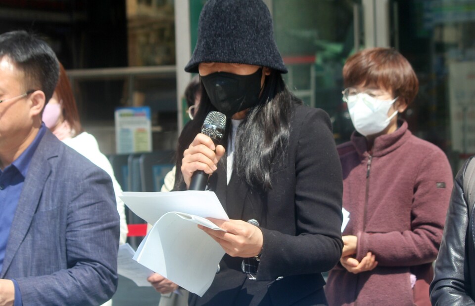 B씨의 어머니 C씨가 피해 내용을 말하고 있다.(2025.4.3.대구시청 동인청사) / 사진.평화뉴스 정준민 기자