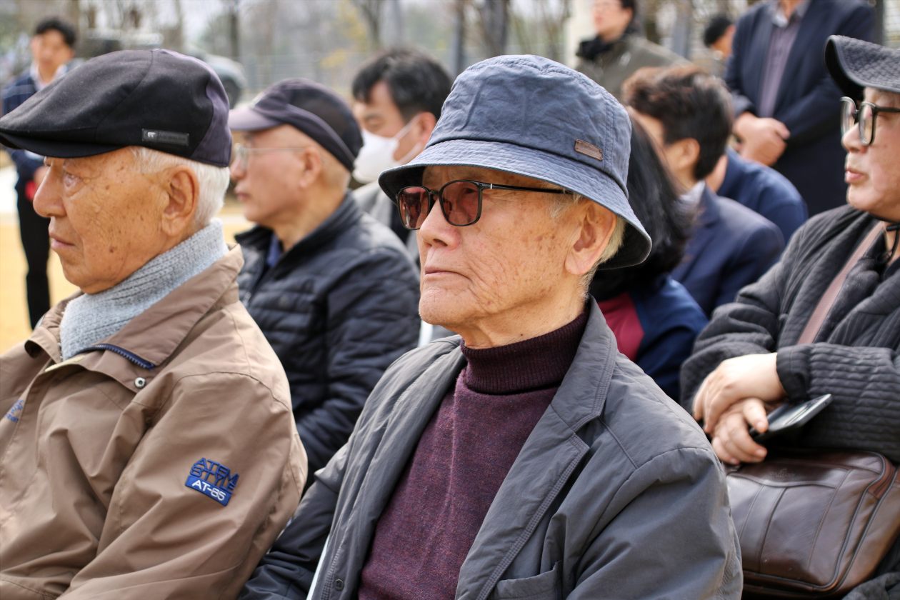 인혁당 50주기 추모 행사에 참석해 추모사를 듣는 인혁당 조작사건 피해자이자 생존자인 임구호씨(2025.3.25) / 사진.평화뉴스 김영화 기자