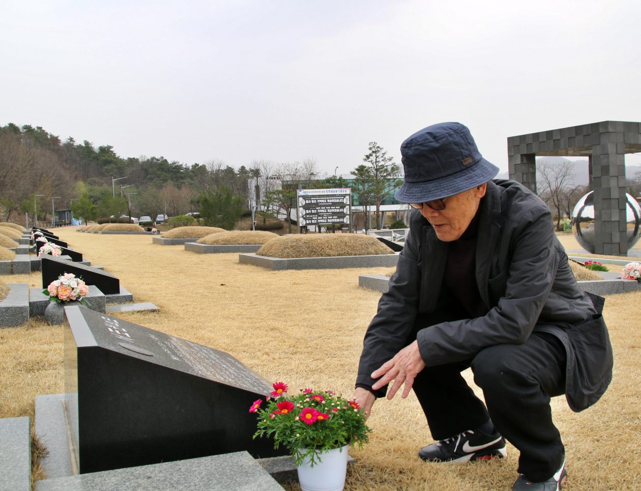인혁당 사형수 8명 중 한 사람이자 인혁당 피해자인 임구호씨의 장인어른인 고(故) 서도원씨의 묘지에 꽃을 놓는 임구호씨의 모습(2025.3.25) / 사진.평화뉴스 김영화 기자 