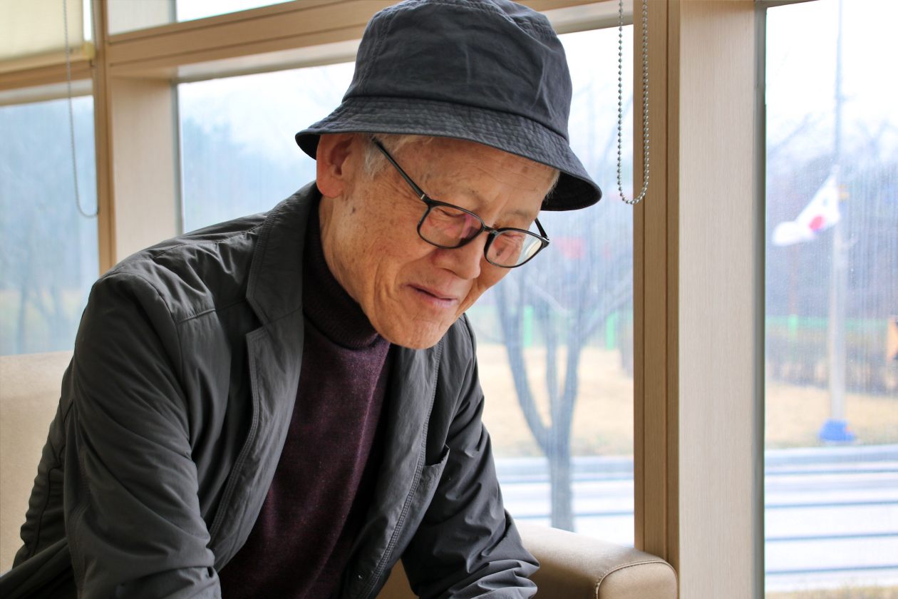 50년 전 인혁당 사건을 떠올리다 작은 미소를 짓는 임구호씨의 모습. 내내 무덤덤한 모습을 하다가 가끔 미소를 지었다.(2025.3.25) / 사진.평화뉴스 김영화 기자