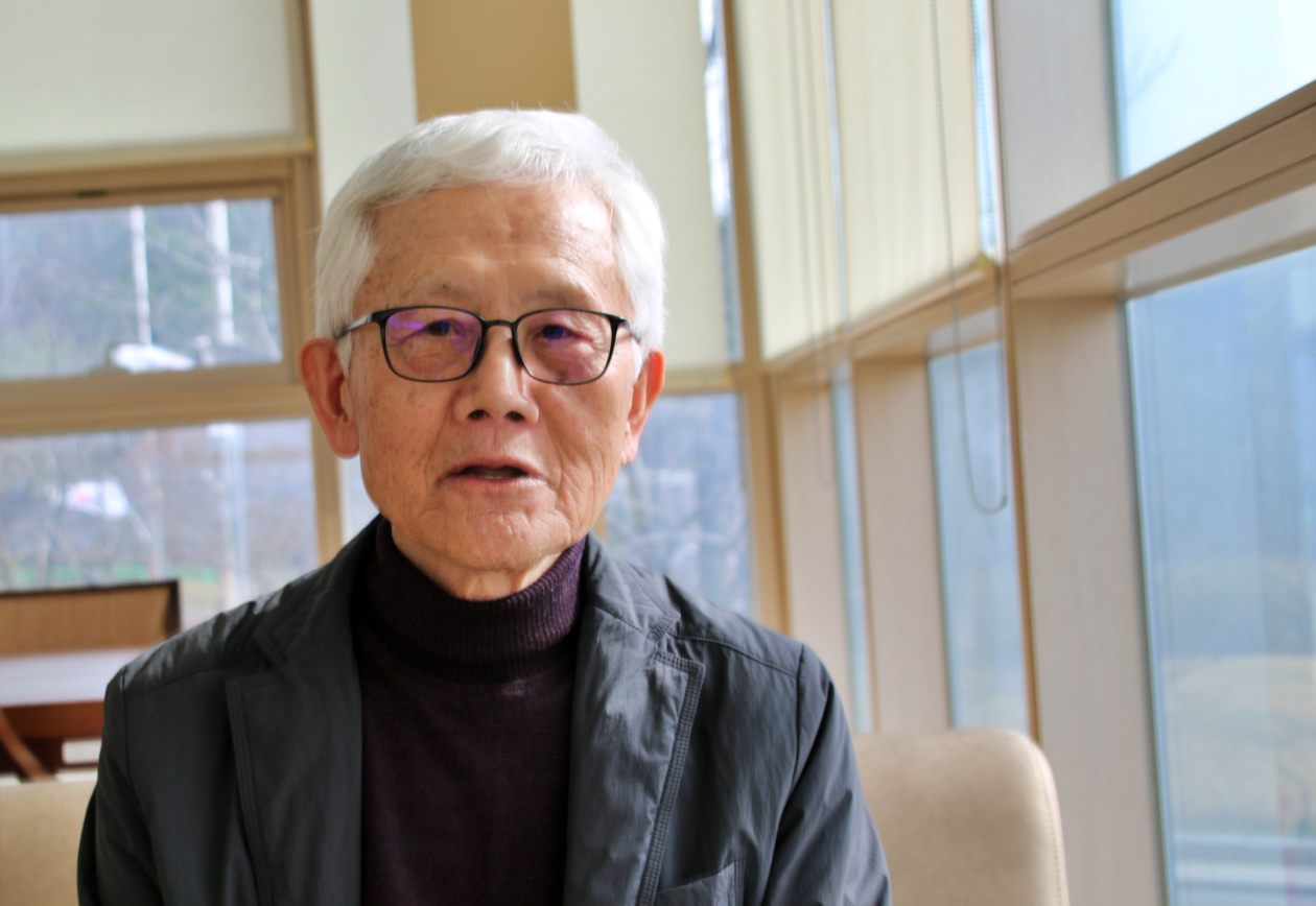 임구호(76)씨가 경기 이천 민주화운동기념공원에서 묘역 참배 이후 50년 전 일에 대해 소회를 밝히고 있다.(2025.3.25) / 사진.평화뉴스 김영화 기자 