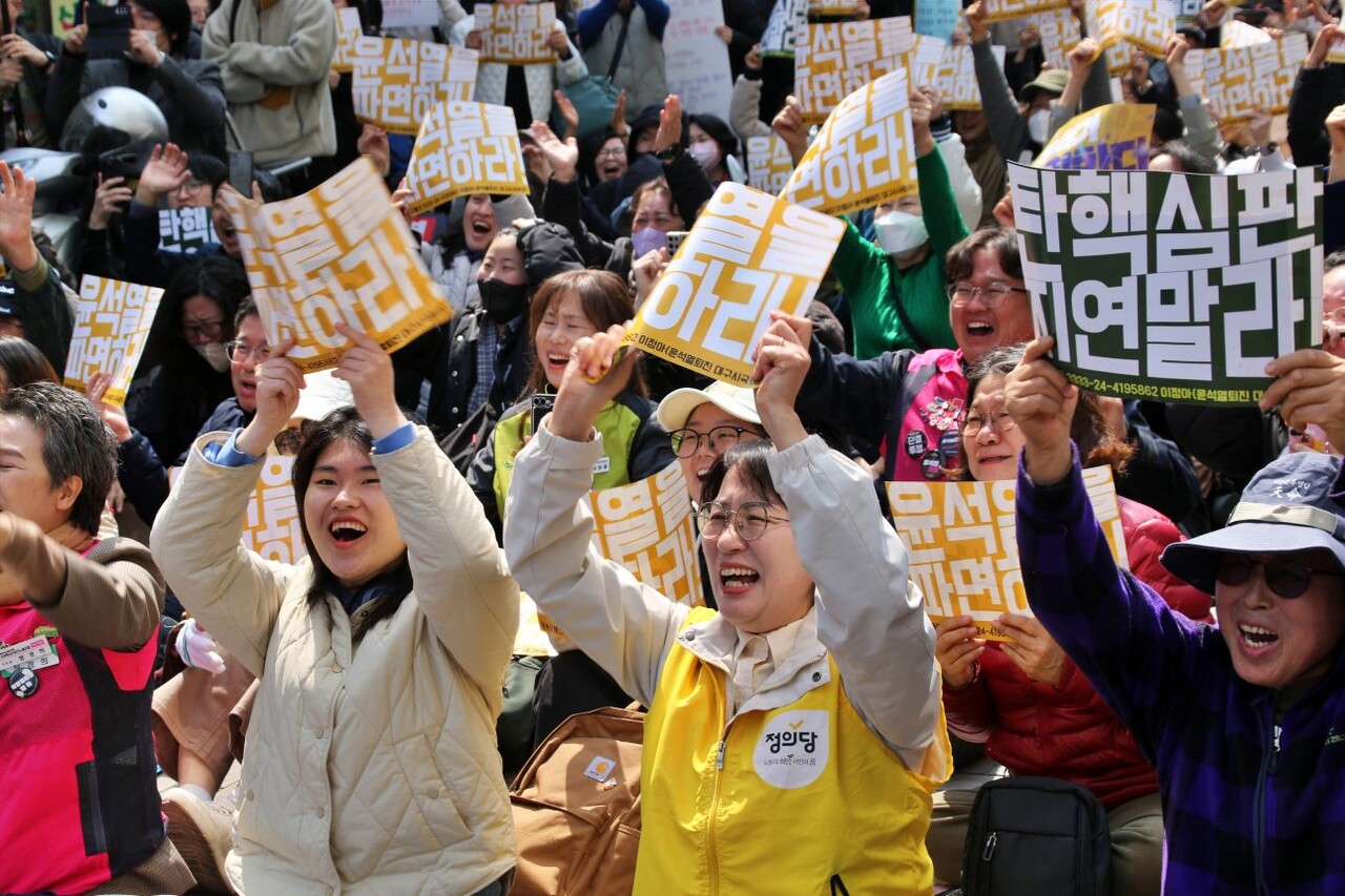 '파면' 선고가 이뤄지자 대구 중구 동성로 CGV대구한일 광장에 모인 대구시민들이 환호성을 지르며 기뻐하고 있다.(2025.4.4) / 사진.평화뉴스 김영화 기자