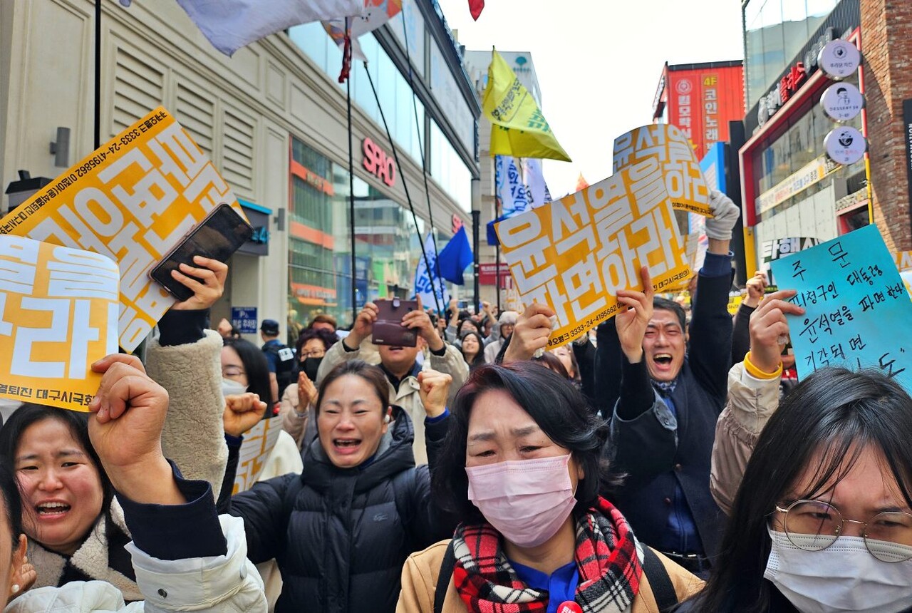'파면' 선고 후 기쁨의 눈물을 흘리는 대구시민들. 주문 "피청구인 대통령 윤석열을 파면한다" 피켓을 든 시민이 함성을 지르고 있다.(2025.4.4) / 사진.평화뉴스 정준민 기자  