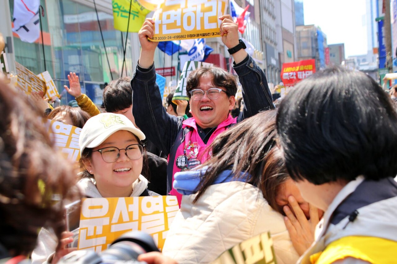 "윤석열을 파면하라" 피켓을든 시민들이 파면 선고 직후 피켓을 흔들며 기뻐하고 있다.(2025.4.4) / 사진.평화뉴스 김영화 기자