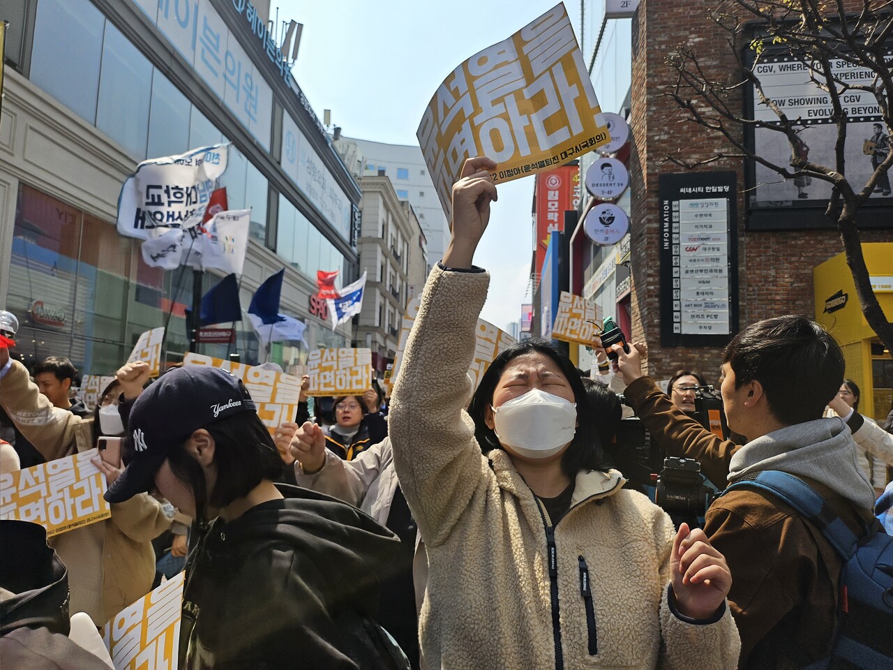 "위대한 국민의 승리입니다" 깃발과 피켓을 들고 서로 안으며 윤 대통령 탄핵 소식에 박수를 치는 시민들도 있었다.(2025.4.4) / 사진.평화뉴스 김영화 기자