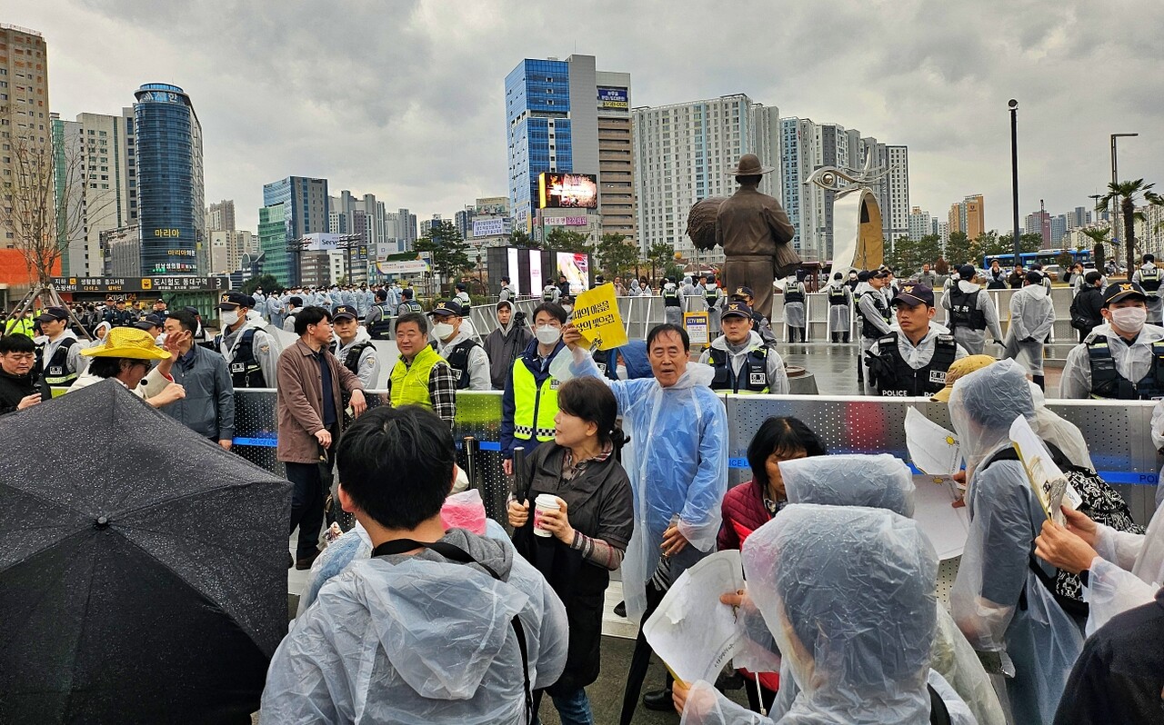 경찰이 박정희 동상 주위로 펜스를 치고 안에 들어가 지키고 있다.(2025.4.5) / 사진.평화뉴스 정준민 기자