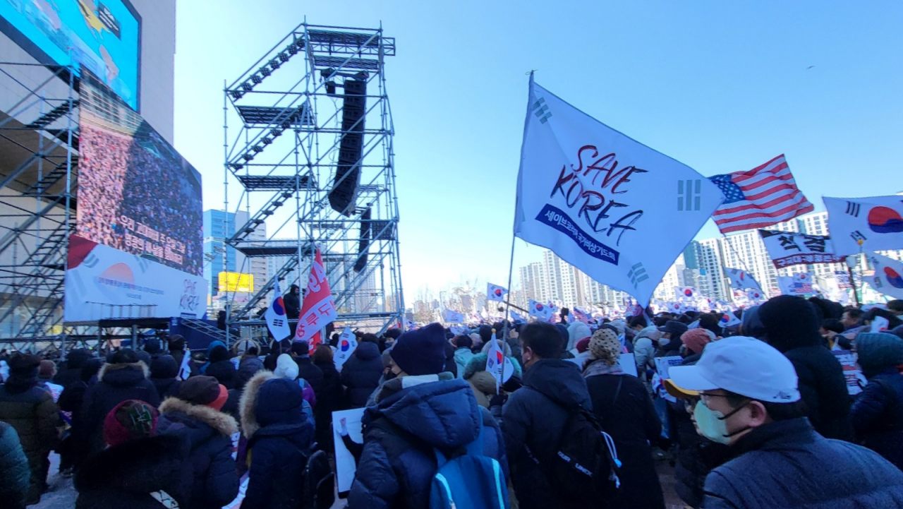 동대구역 광장에서 열린 개신교단체의 '세이브코리아 국가비상기도회'에서 경찰 추산 5만여명의 시민들이 참석해 "윤석열 대통령 탄핵 반대"를 촉구하고 있다.(2025.2.8) / 사진.평화뉴스 김영화 기자