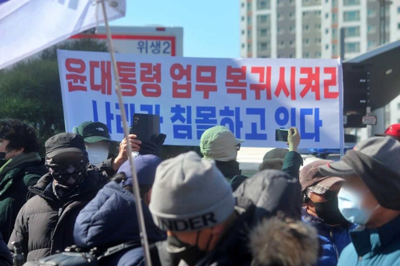 "윤 대통령 업무 복귀시켜라" 동대구역에서 열린 세이브코리아 국가비상기도회에 참석한 시민들이 든 깃발(2025.2.8) / 사진.평화뉴스 정준민 기자