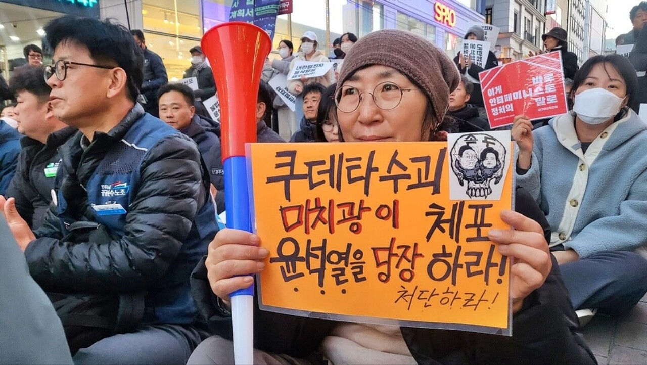 "쿠데타 수괴 미치광이 윤석열을 당장 체포하라" 피켓을 만들어 온 시민(2024.12.5) / 사진.평화뉴스 김영화 기자