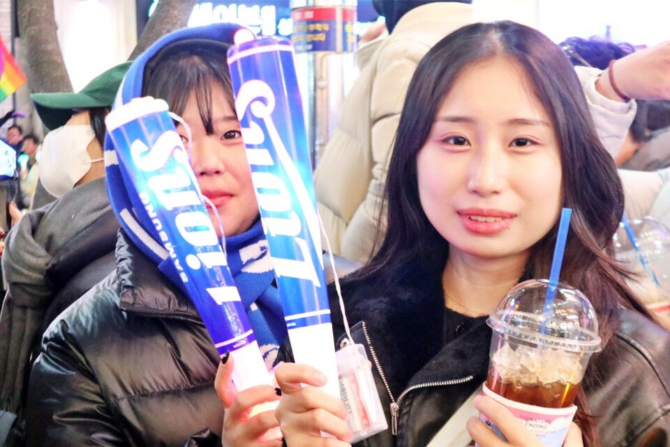 삼성라이온즈 팬들이 응원봉을 들고 촛불집회에 나왔다.(2024.12.9) / 사진.평화뉴스 김영화 기자  