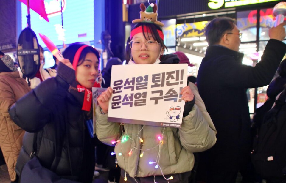 "윤석열 퇴진하라" 크리스마스 에디션으로 응원봉과 피켓을 꾸민 20대 시민들(2024.12.13) / 사진.평화뉴스 김영화 기자