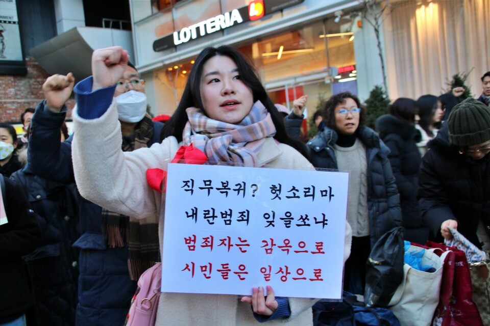 "직무복귀? 헛소리마 내란범죄 잊을쏘냐" 한 시민이 자신이 직접 만든 피켓을 들고 시국대회에서 구호를 외치고 있다.(2025.2.22) / 사진.평화뉴스 김영화 기자