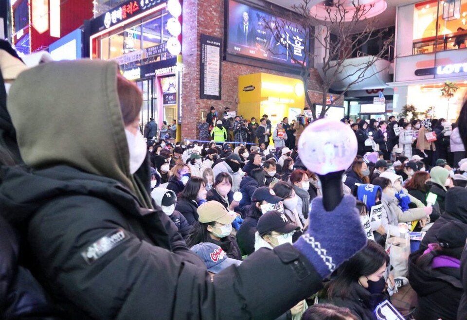 방탄소년단 팬인 고3 여학생이 아미밤 응원봉을 들고 "윤석열 퇴진"을 외쳤다.(2024.12.9) / 사진.평화뉴스 김영화 기자 