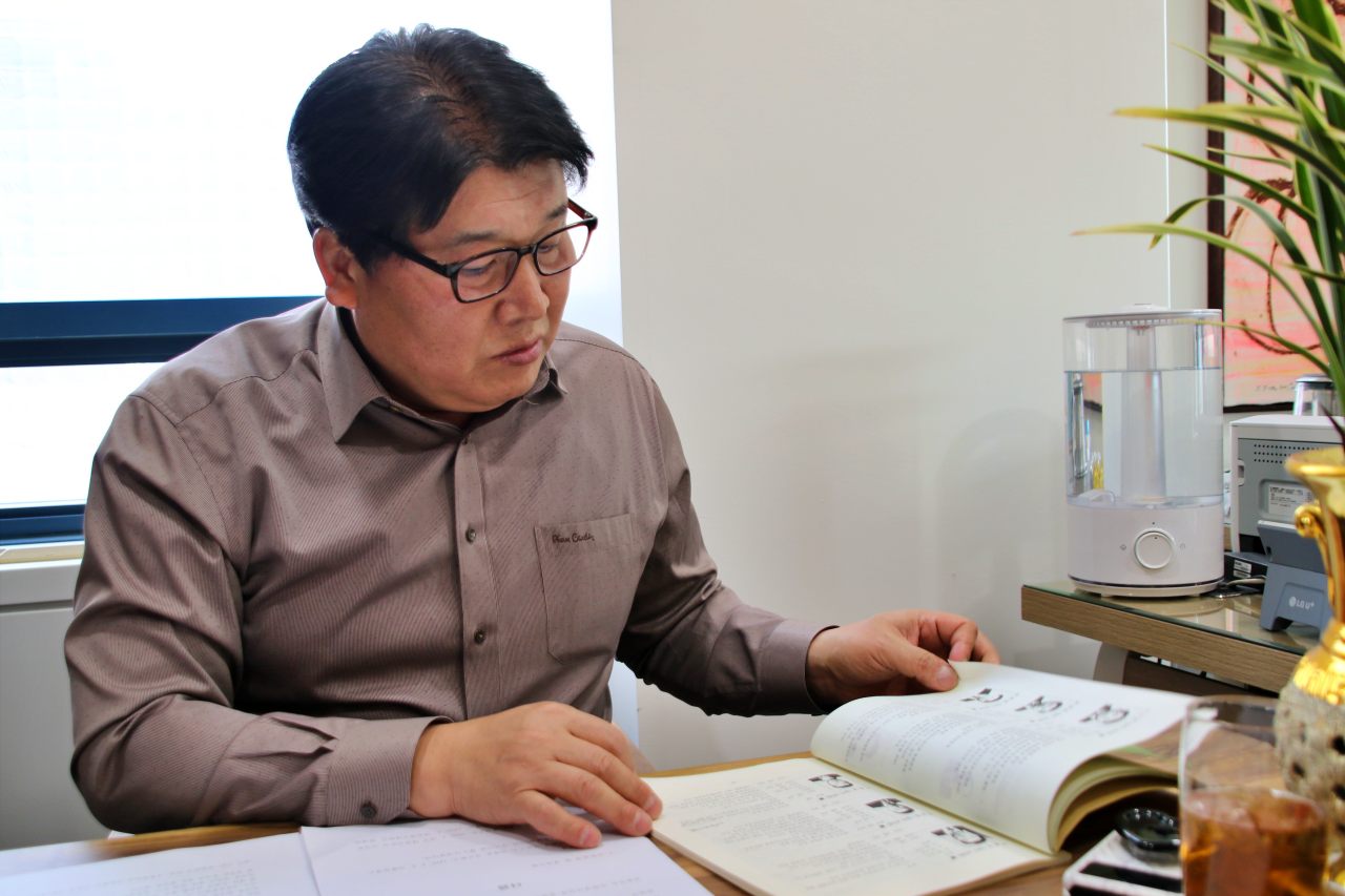 남호진 변호사가 대구 수성구 자신의 사무실에서 1975년 4월 9일 사형 당한 8명의 인혁당 조작사건 희생자들의 약력을 읽고 있다.(2025.3.26) / 사진.평화뉴스 김영화 기자 