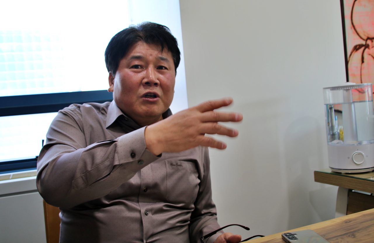 남호진 변호사가 지난 2001년 대구에서 처음으로 인혁당 유족들의 구술증언을 받은 일에 대해 설명 중이다.(2025.3.26) / 사진.평화뉴스 김영화 기자  