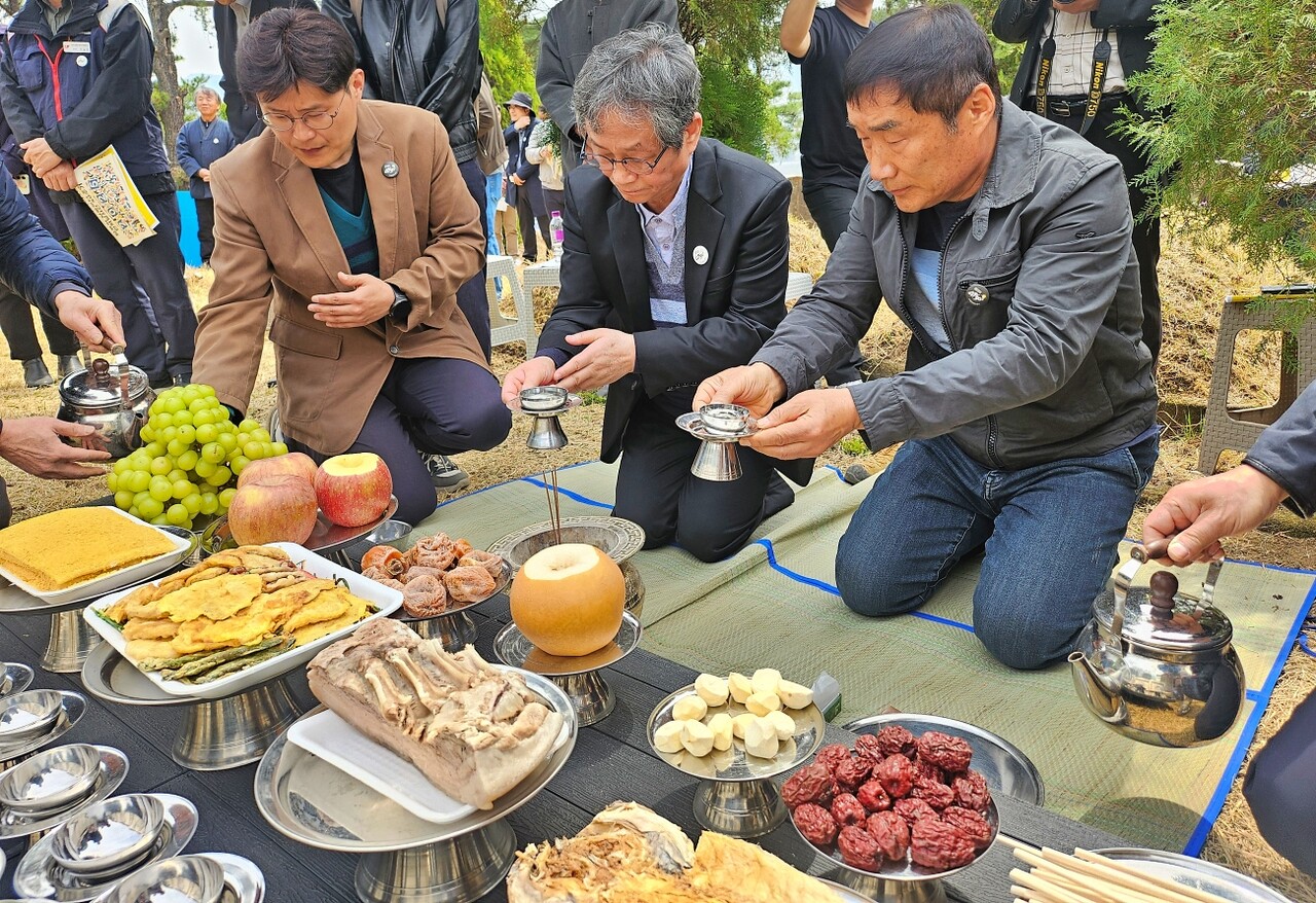 (왼쪽)나경일 열사 아들 나문석(69)씨, 도예종 열사 아들 도한수(65)씨가 인혁당 희생자들의 제례상 앞에 술을 올리고 있다.(2025.4.9) / 사진.평화뉴스 정준민 기자