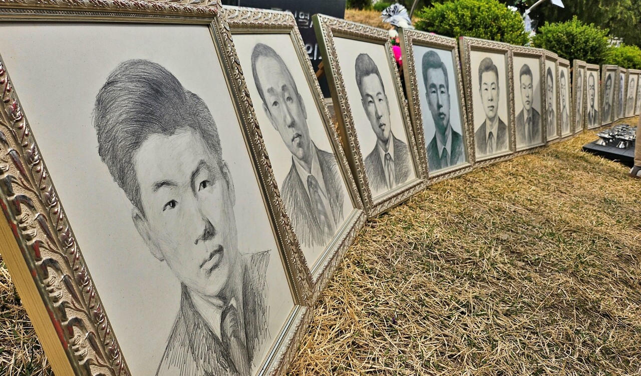 차례상 뒤편에 인혁당 사건으로 사형당하거나 옥고를 치렀던 19명의 영정사진이 놓였다.(2025.4.9) / 사진.평화뉴스 정준민 기자