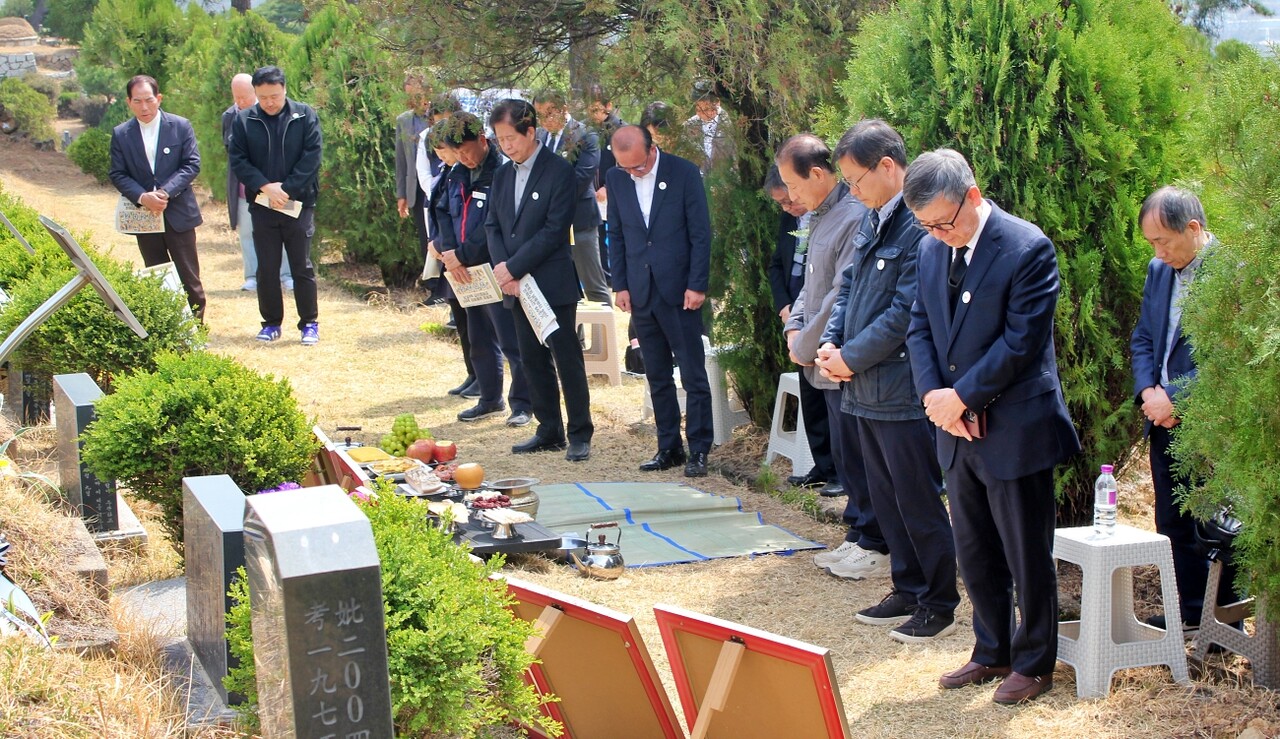  '4.9통일열사 50주기 추모제'에 참석한 시민사회단체 인사들이 희생자들을 향해 묵념하고 있다.(2025.4.9.경북 칠곡군 지천면 현대공원) / 사진.평화뉴스 정준민 기자