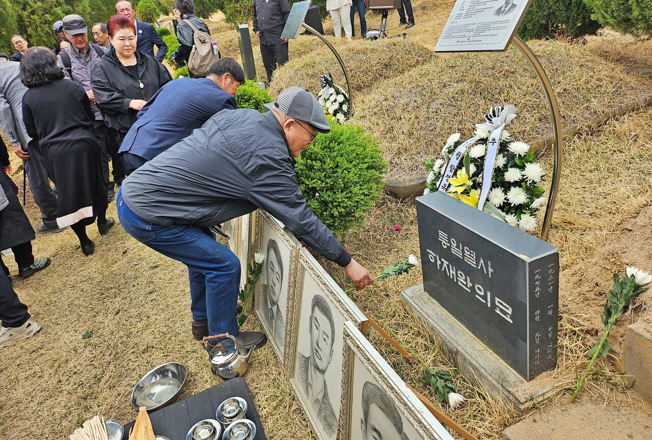 추모제에 참석한 시민들이 하재완 열사의 묘 앞에 헌화하는 모습(2025.4.9) / 사진.평화뉴스 정준민 기자