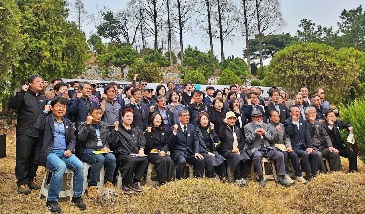 추모제에 참석한 시민들이 "내란 세력 청산"을 촉구했다.(2025.4.9) / 사진.평화뉴스 정준민 기자