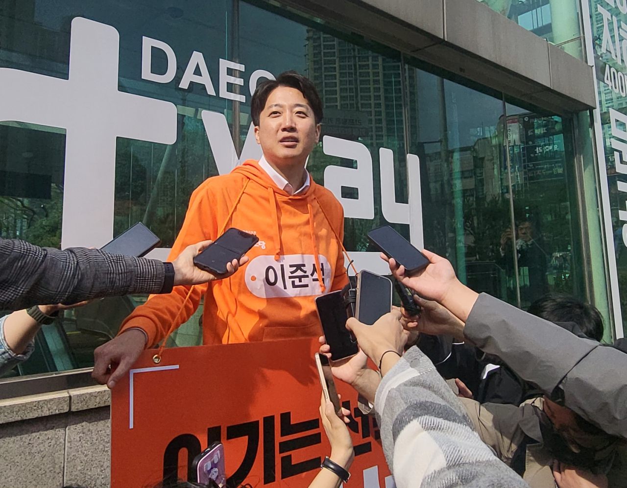 이준석 개혁신당 대선 후보가 대구 범어네거리 유세 이후 백브리핑에서 기자들 질문을 받고 있다.