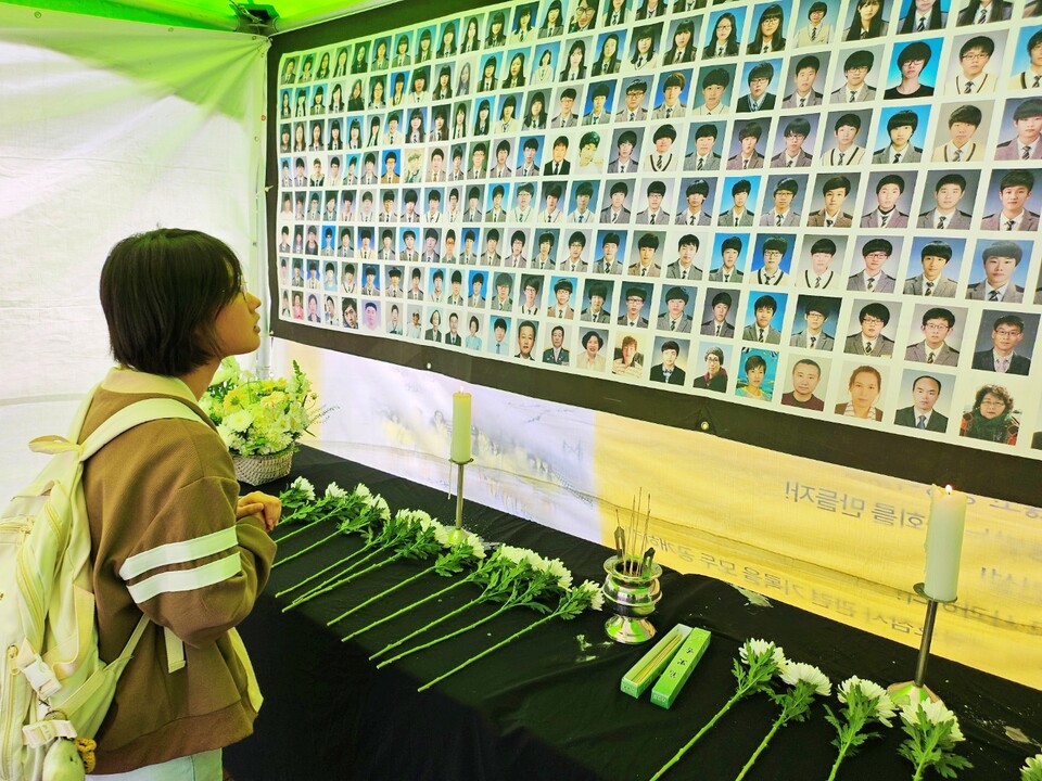 한 시민이 세월호 참사 희생자들의 영정사진을 보고 있다. (2024.4.16) / 사진.평화뉴스 정준민 기자