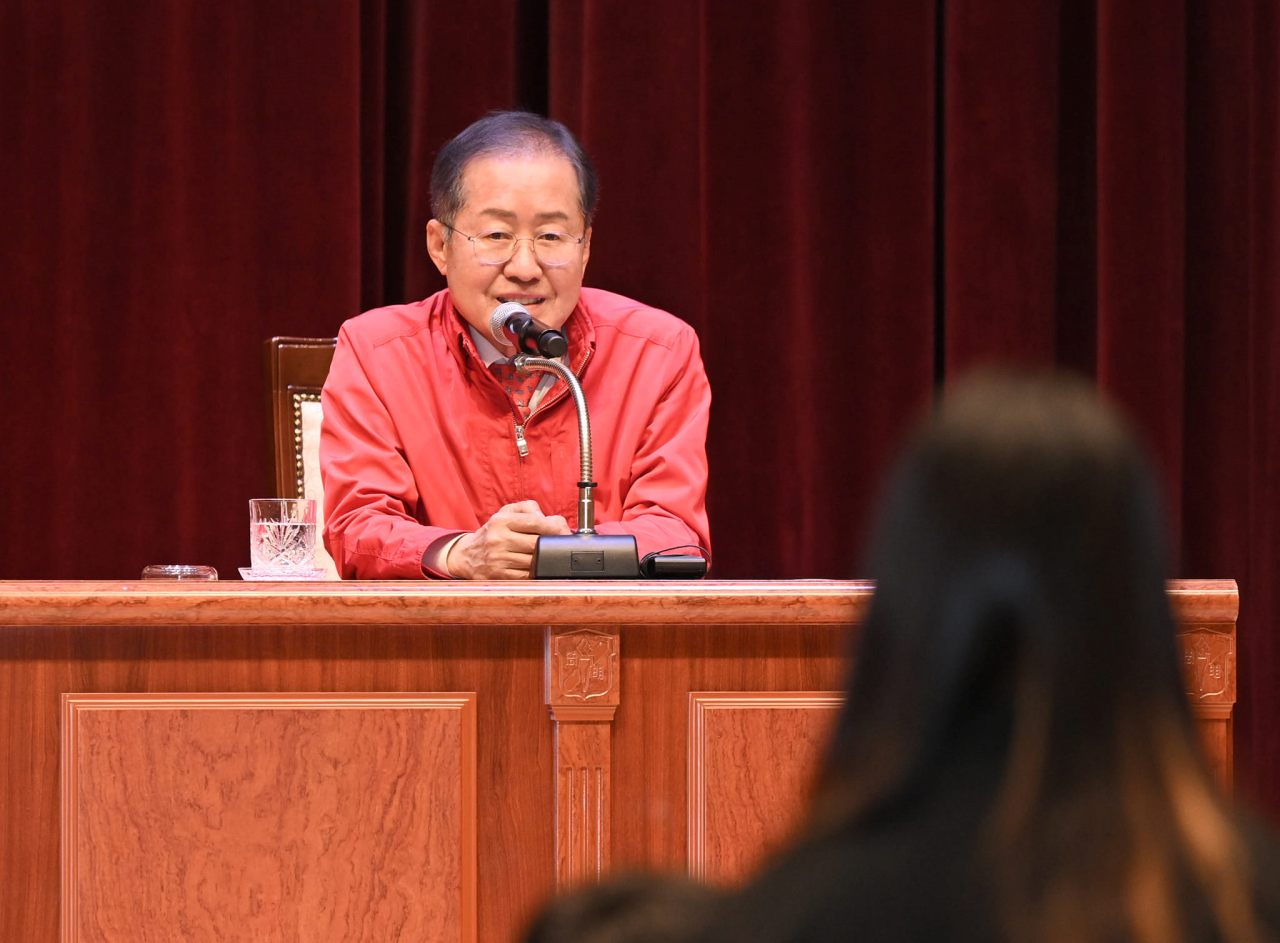 홍준표 대구시장이 계명대학교 총학생회 초청 즉문즉답에서 대학생 질문에 답하고 있다.(2023.3.23)  / 사진.홍준표 시장 페이스북