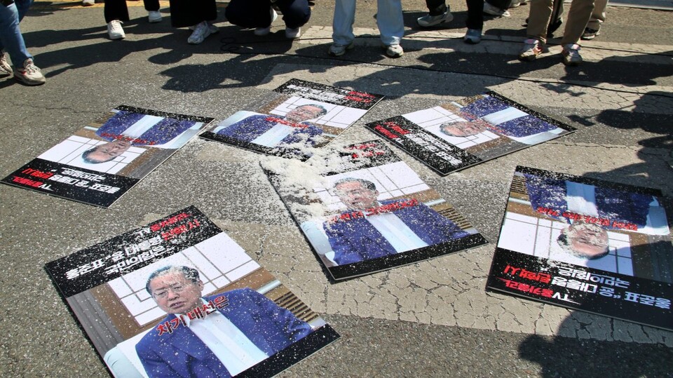 "다시는 대구에 오지 마세요"  대구시민단체 활동가들이 홍준표 대구시장 퇴임식 당일 대구시청 산격청사 앞 정문에서 홍 시장 사진을 향해 소금을 뿌리고 있다.(2025.4.11) / 사진.평화뉴스 김영화 기자