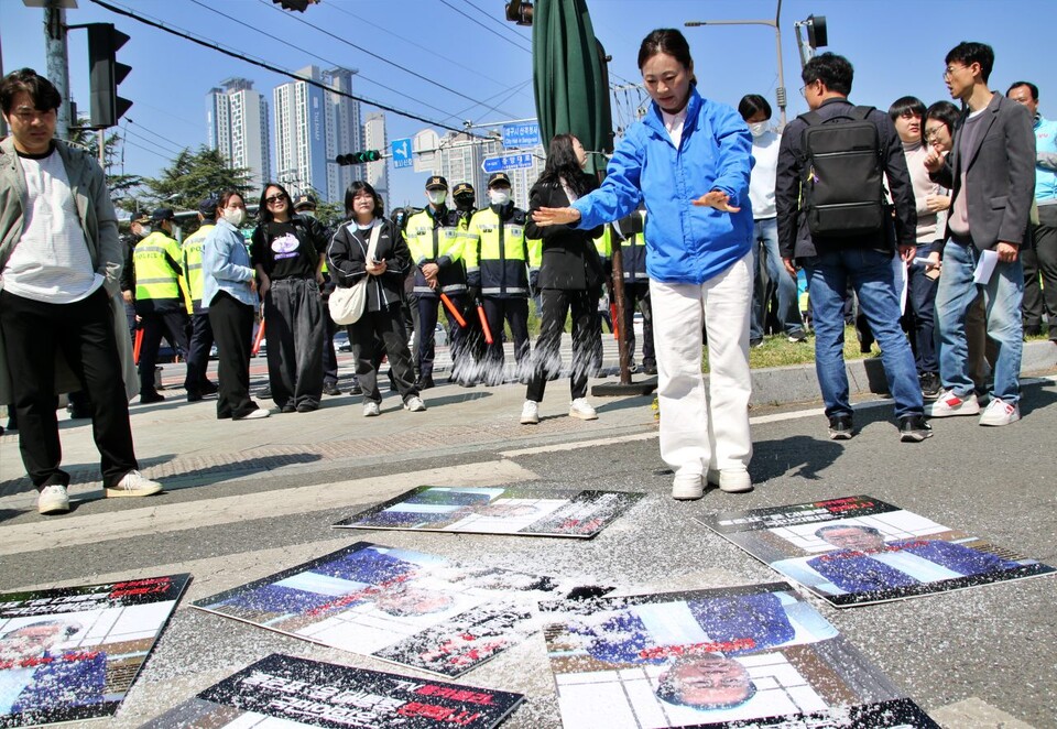"홍 시장님 다시는 대구에 돌아오지 마세요"  홍 시장 사진에 소금을 뿌리는 박정희 민주당 대구 북구갑 지역위원장(2025.4.11) / 사진.평화뉴스 김영화 기자
