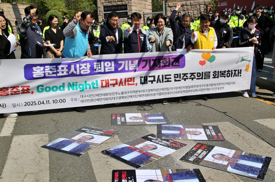 "굿바이 홍준표, 굿나잇 대구시민" 홍준표 대구시장 퇴임 기념 기자회견에서 홍 시장 사진을 향해 소금을 뿌리는 대구지역 시민단체 인사들(2025.4.11) / 사진.평화뉴스 김영화 기자