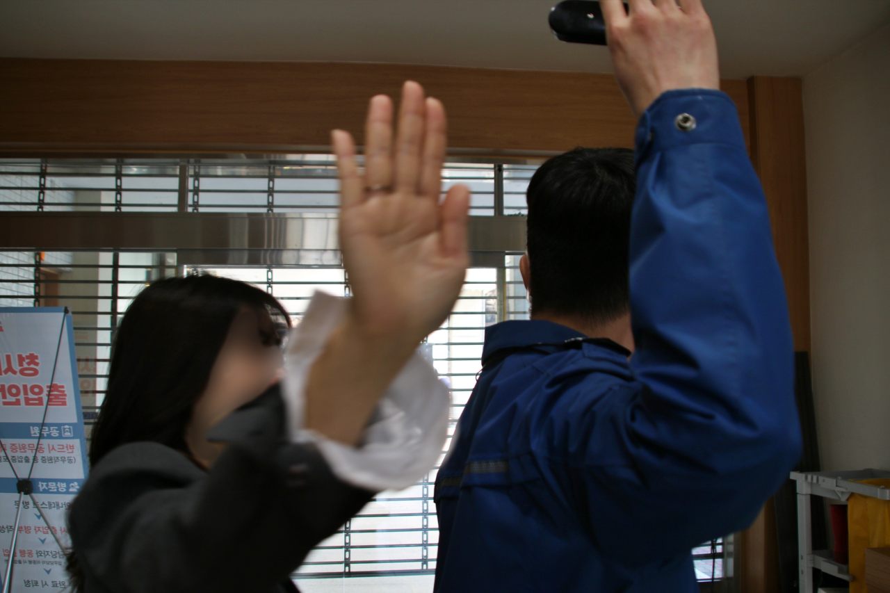 "비공개입니다. 사진 촬영하시면 안됩니다" 홍 시장 퇴임식이 열린  대구시청 산격청사 내 대강당으로 가는 셔터문이 내려졌다. 공무원들과 청원경찰이 카메라  촬영을 막아섰다.(2025.4.11) / 사진.평화뉴스 김영화 기자     