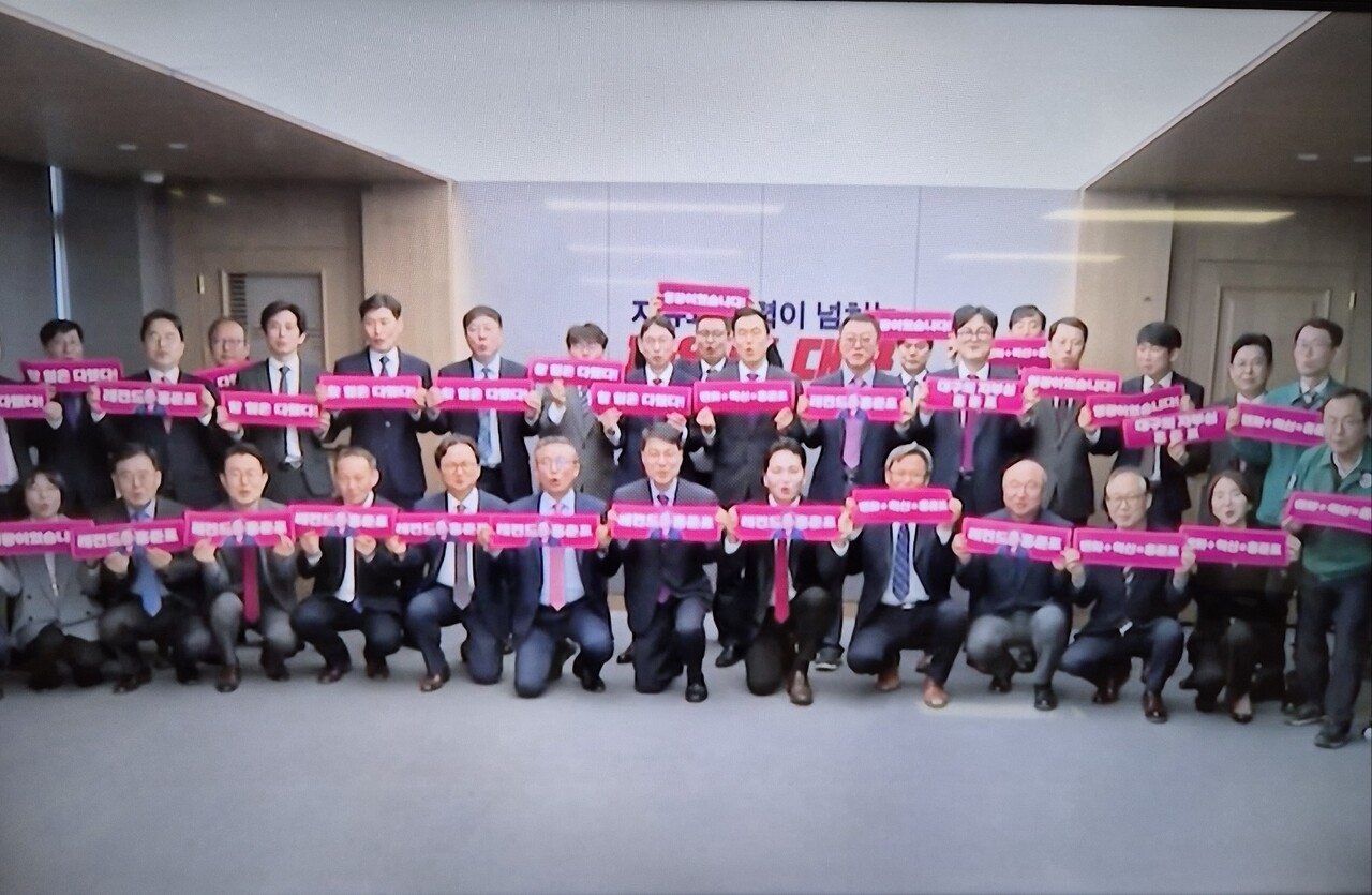 대구시청 동인청사에서 대구시 국.과장 간부 공무원들이 "레전드 홍준표", "대구의 자부심 홍준표" 등 손피켓을 들고 있다. 홍 시장 퇴임식에서 상영된 특별영상에 담긴 모습 / 사진.독자 제공  