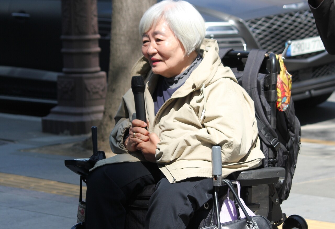 박명애 420장애인차별철폐대구투쟁연대 상임공동대표가 발언하고 있다.(2025.4.11) / 사진.평화뉴스 정준민 기자