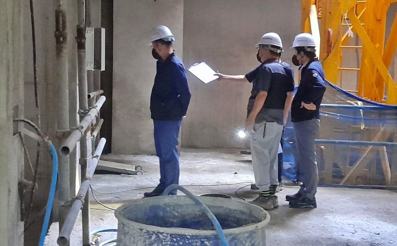 대전 한 건설현장에서 안전점검을 실시하고 있다. / 사진 출처.고용노동부