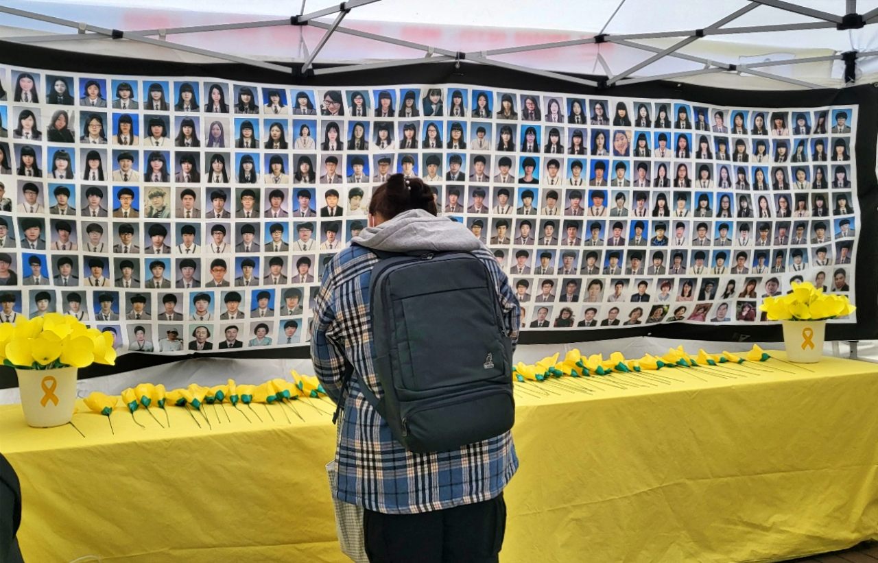 세월호 참사 11주기 당일 대구 중구 동성로에 차려진 4.16기억공간·시민분향소에서 헌화를 하고 묵념하는 대구시민(2025.4.16) / 사진.평화뉴스 김영화 기자